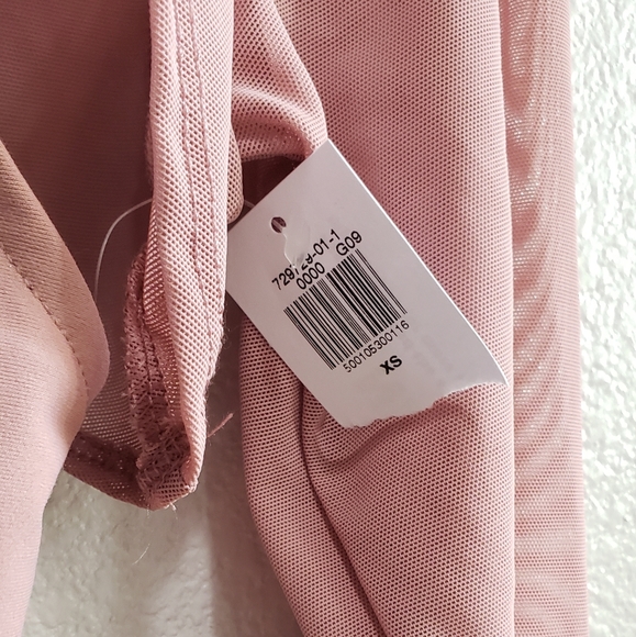 Old Navy crop tank, mesh attachedonv sleeved, size xs NWT - Picture 2 of 3